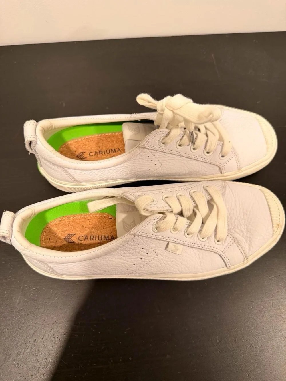 Cariuma Women's Cream Leather Low-Top Sneakers with Green Insole